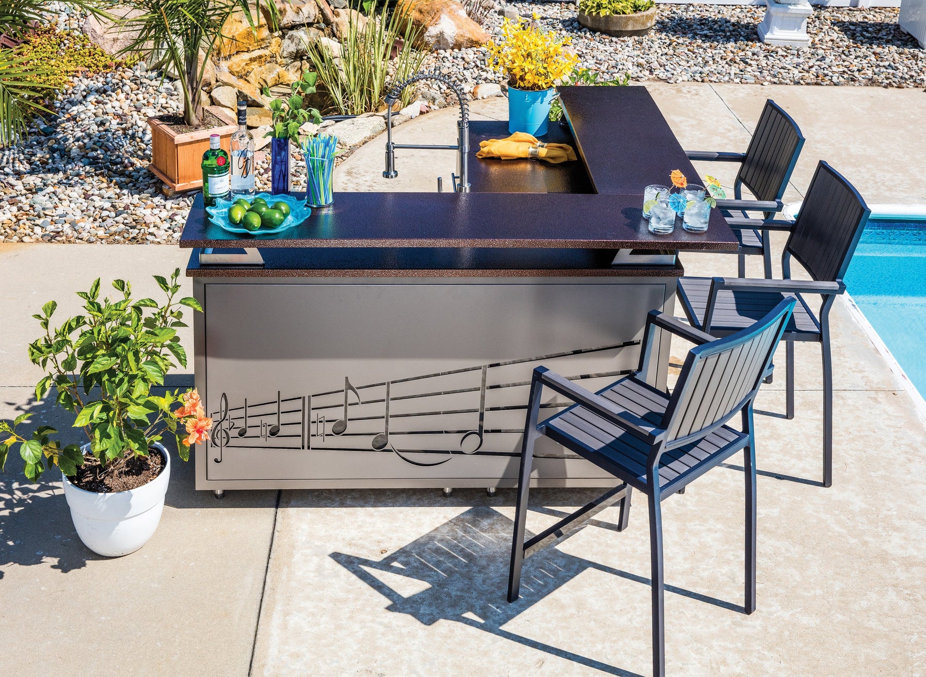 Outdoor Cocktail Haven: Mix, Mingle, and Entertain in Style